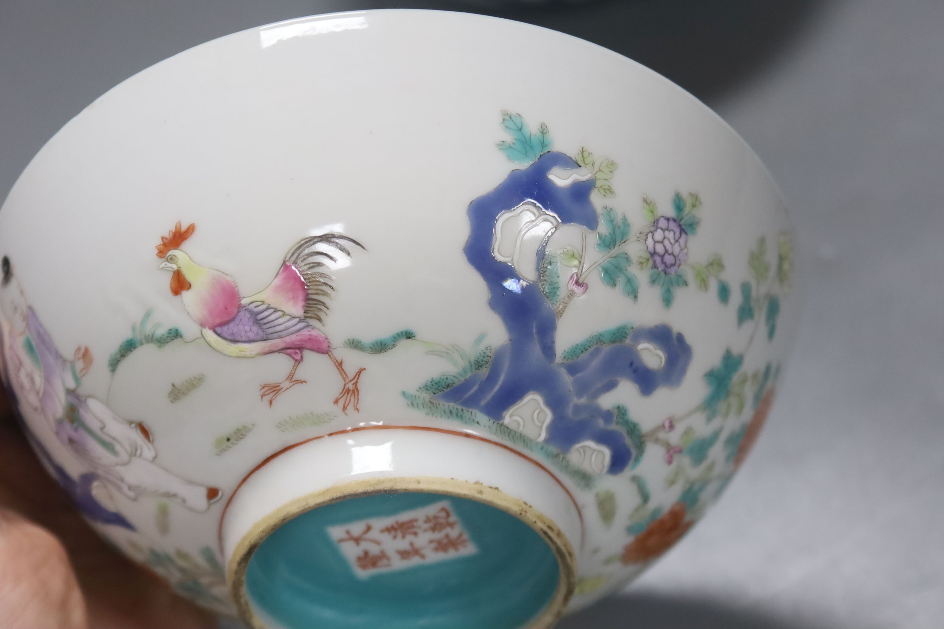 A pair of Chinese porcelain enamelled bowls, diameter 16cm